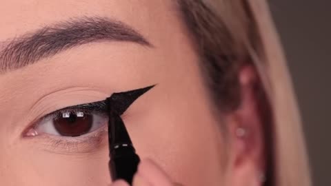 How To: Foxy Eyeliner For (Semi) Hooded Eyes