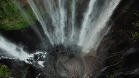 "Captivating Waterfalls: Nature's Breathtaking Beauty"