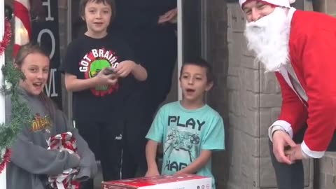 Santa surprises strangers and THIS happened 2023