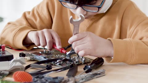 HD: kids working on electrical kits and integrated circuits