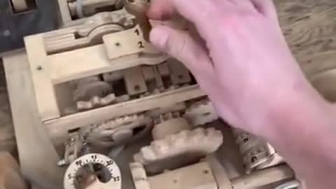 Деревянный двигатель с коробкой передач