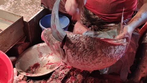 big katla fish fast cutting in fish market