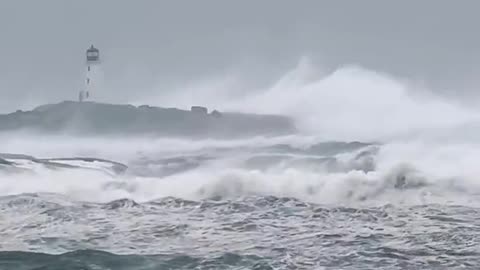 Ondas intensas agitam-se em Peggy's Cove, Nova Escócia!