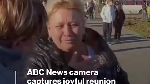 James Longman encounters special moment while interviewing activist in Kherson l ABC News