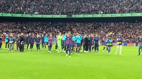 FAN VIEW - Standing Ovations for Piqué in his final game