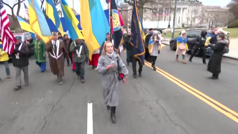 Ukrainians rally at Lincoln Memorial to mark one year anniversary of the war