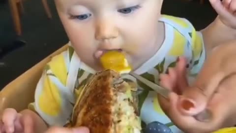 Truque pra alimentar seu seu bebê /Trick to feed your baby