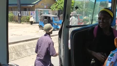 Jak się żyje na Zanzibarze (Tanzanii) #46 - Zanzibarskie DalaDala (bus miastowy)