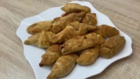 Leckere Croissants mit Schokolade. Hausgemachtes Rezept!