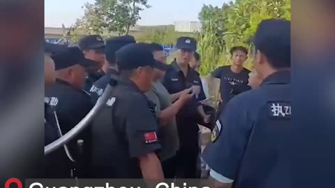 The CCP sent auxiliary cops to demolish a village in Guangzhou, threatening to beat the villagers up