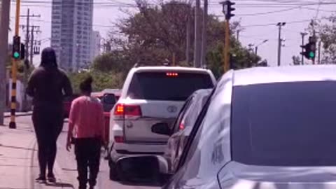 “Solo dura 20 segundos en verde”: conductores sobre semáforo en Avenida del lago