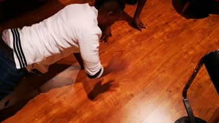 One hand push up