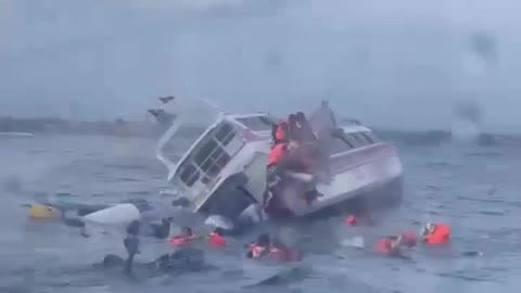 The Speed ​​Boat was hit by big waves in Denpasar waters