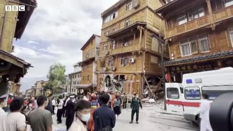 China earthquake_ Hundreds stranded or missing after 6.8 magnitude quake - BBC News片段