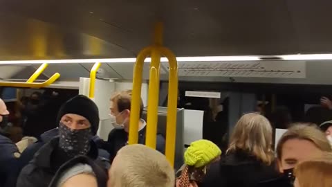 Jeb*ć PiS w warszawskim metrze