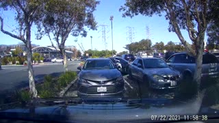 Dashcam Captures Thieves in Parking Lot