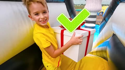 Vlad and Niki play in Inflatable Castle and other funny challenges for kids