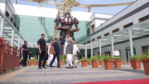 PM Modi visits fascinating Robotics Gallery at Gujarat Science City!
