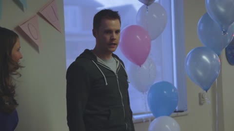 Dad-To-Be Unzips His Hoodie During Gender Reveal For Another Surprise