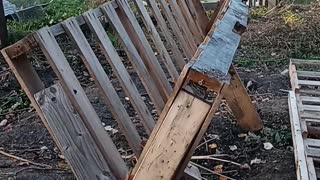 Flock it Farm: DIY hay feeder made from free pallets