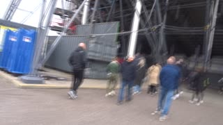 Rondleiding Kuip Feyenoord Rotterdam achterkant met standbeeld Coen Moulijn.