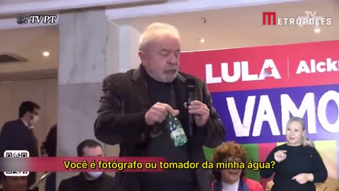 Fotógrafo tenta tirar garrafa de água das mãos de Lula e ex-presidente o repreende