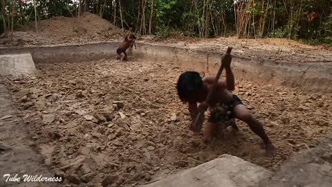 Build Underground Tunnel House and Palm Swimming Pool& Leaf Bathtub