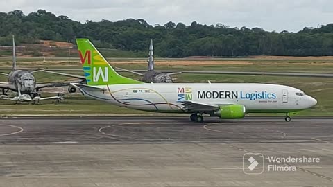 Boeing 737-300F PP-YBC taxia e decola de Manaus para Brasília