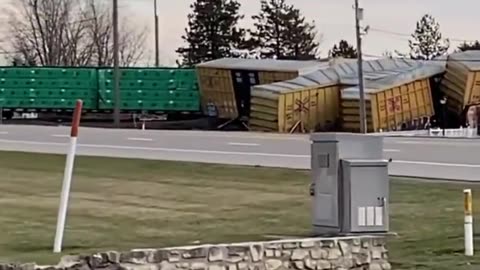 🚨WATCH: Video captures the moment 20 Norfolk Southern rail cars derail in Springfield, Ohio