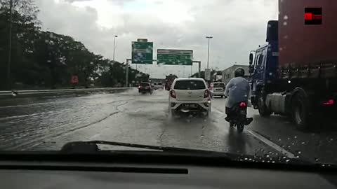 Banjir kilat punca kesesakan lalu lintas