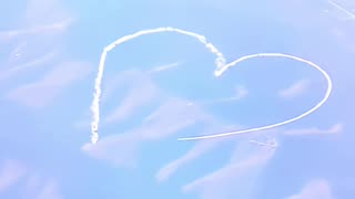 Pilot decides to be creative in the sky