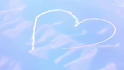 Pilot decides to be creative in the sky