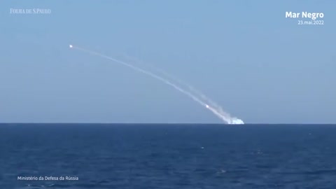 Submarino russo dispara quatro mísseis de cruzeiro Kalibr do mar Negro | CENAS DE GUERRA