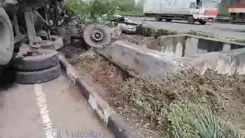 #video Khatarnak truck accident Hyderabad Ring Road