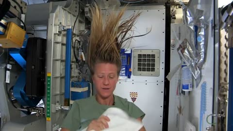 Karen Nyberg Shows How You Wash Hair in Space