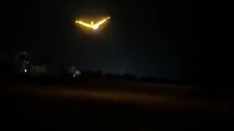 "Fire phoenix" flies in the sky.