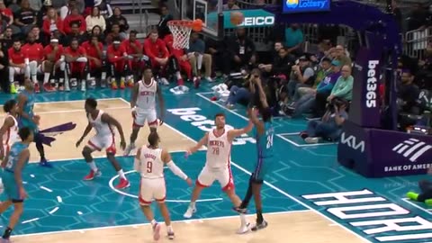 NBA - Brandon Miller hesitates and crosses for the middy 🔥 Rockets-Hornets