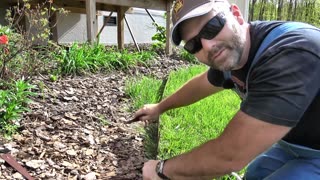 EASY LANDSCAPING IDEAS.. INSTALL METAL LANDSCAPE EDGING IN YOUR GARDEN/FLOWER BED