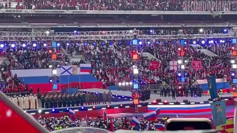 Vladimir Putin acclamato allo Stadio di Mosca