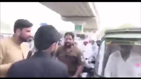 Pakistani Police Officer Abusing News Reporter | Teri Pehn Da Phuda😂🤣