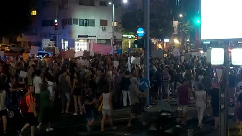 Thousands march in tel aviv against covid restrictions