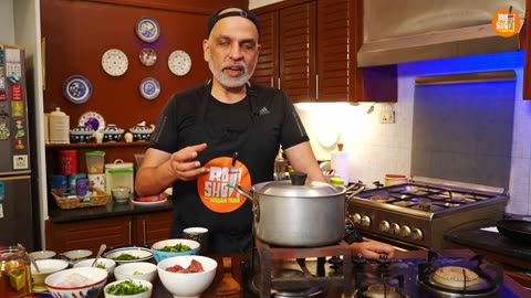 Mughlai Qeema Saag | ساگ قیمہ | Recipe made easy | Roti shoti by Hussain Tariq | Metafood