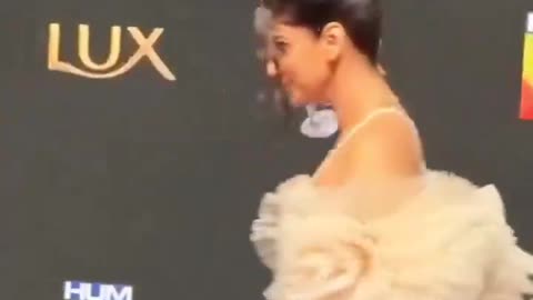 Pakistani Actress Oops Moment on Red Carpet #viral #sabaqamar