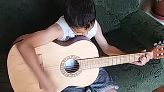 MEU NETO APRENDENDO TOCAR VIOLÃO