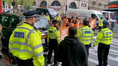 UK: Woke police arrest man trying to clear roads of globalist sponsored 'Just Stop Oil' protesters.