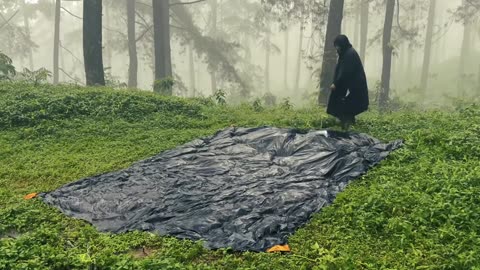 CAMPING IN THE RAIN : LISTENING TO RELAXING RAIN SOUND IN A SMALL TENT