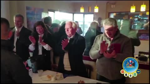 SOCIOS FINALIZAN ASAMBLEA DE ONG CANTANDO LA CANCIÓN NACIONAL DE CHILE