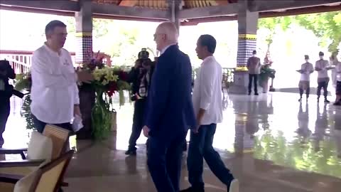 G20 Moment : Jokowi saves tripping Biden on Bali mangrove tour