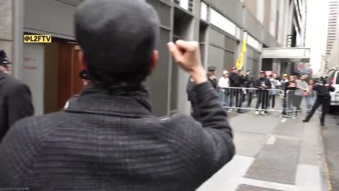 Protesters Heckle Hillary Clinton as She Arrives at NYC Democratic Convention, "Lock Her up!"