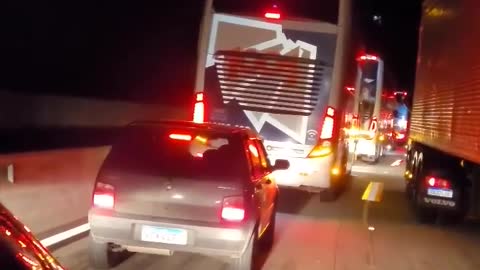 "BRASIL" CAMIONEROS PROTESTAN, EXIGEN MILITARES DETENGAN A LULA DASILVA.